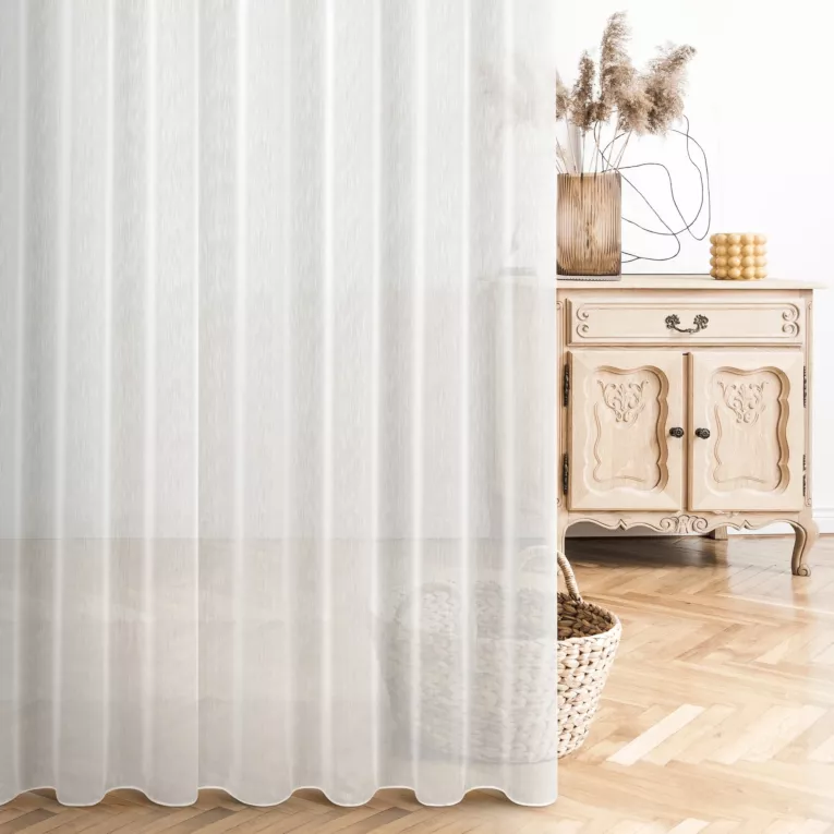 Firana szyta na flexach kremowa z lekko połyskującej tkaniny z widocznym efektem deszczyku, wykończona obciążnikiem