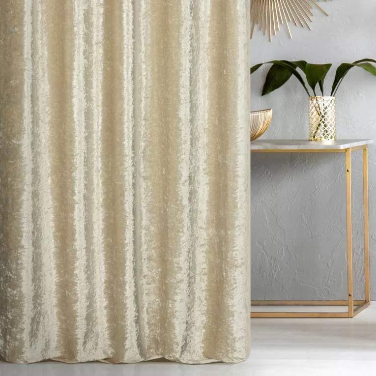 Zasłona szyta na przelotkach kremowa z miękkiej tkaniny welwetowej z efektem kreszowania