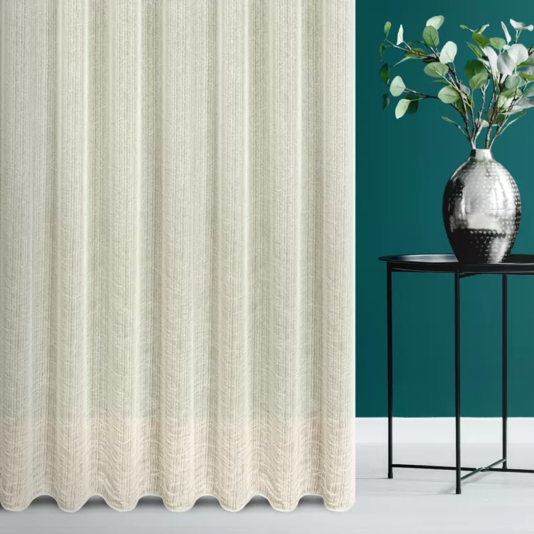 Firana szyta na taśmie 5 cm jasnobeżowa z półmatowej kreszowanej tkaniny, w nieregularne, cienkie, pionowe pasy, wykończona obciążnikiem