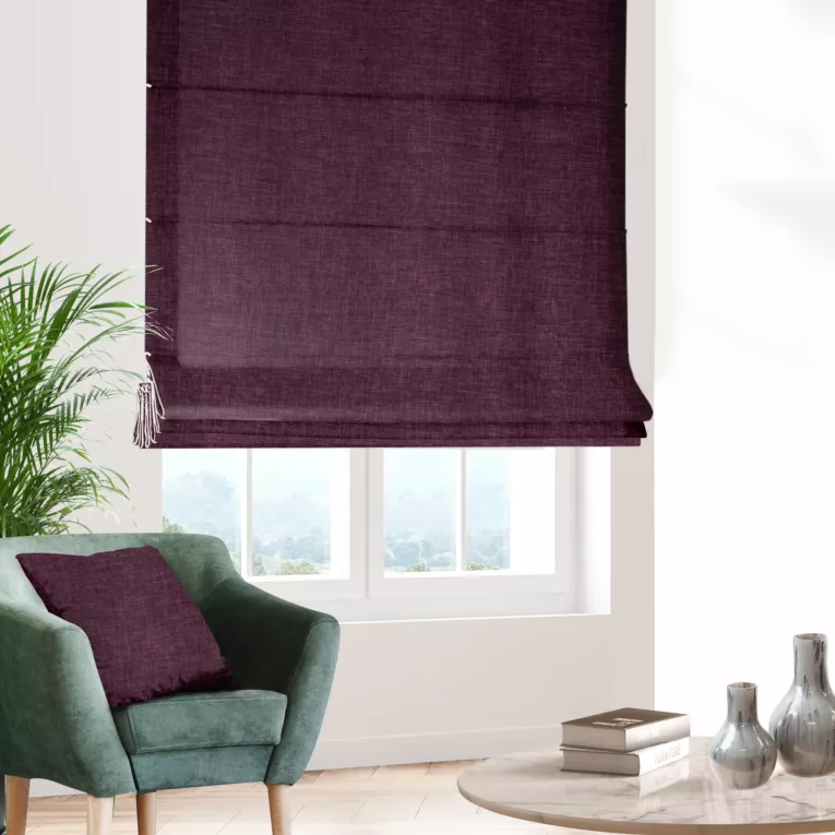 Roleta rzymska fioletowa z tkaniny zaciemniającej typu dimout o naturalnym splocie, z efektem melanżu