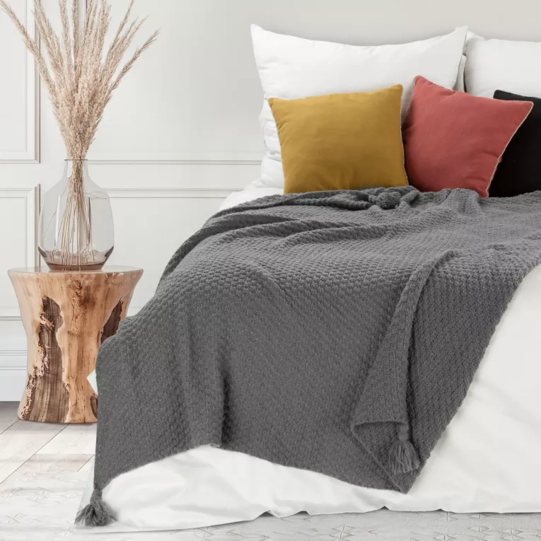 Koc  130x170 cm grafitowy o widocznej strukturze z dekoracyjnymi chwostami PLED Eurofirany