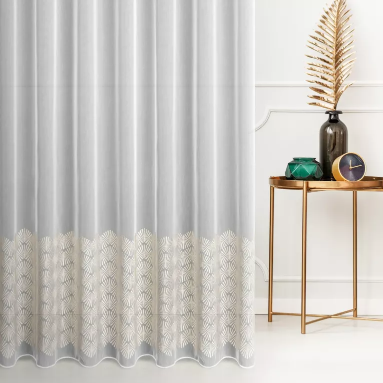 Firana szyta na tunelu biało szampańska z matowej tkaniny z szerokim pasem haftowanym we wzór geometryczny, wykończona obciążnikiem