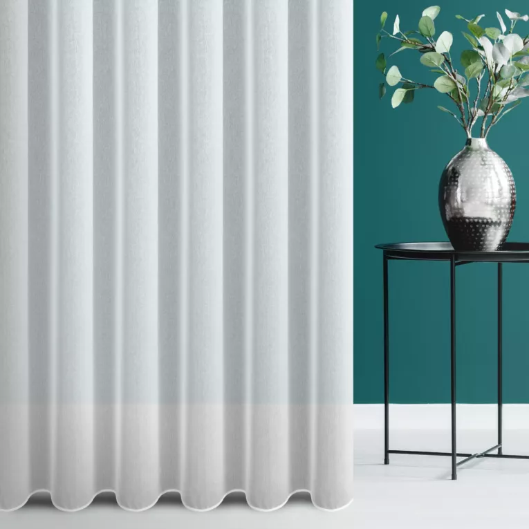 Firana szyta na tunelu biała z delikatnej tkaniny z efektem deszczyku, wykończonej obciążnikiem