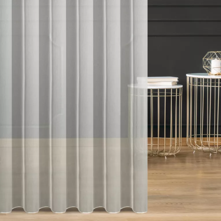 Firana szyta na tunelu kremowa z delikatnej tkaniny z efektem deszczyku, wykończona obciążnikiem