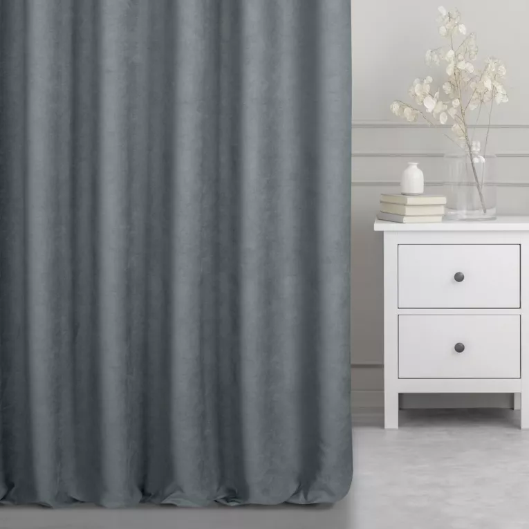 Zasłona szyta na taśmie fala jasnopopielata z miękkiej tkaniny o welurowej strukturze i wyraźnym splocie