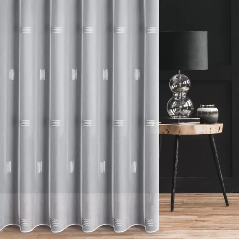 Tkanina firanowa aden zdobiona haftem w drobny geometryczny wzór Eurofirany