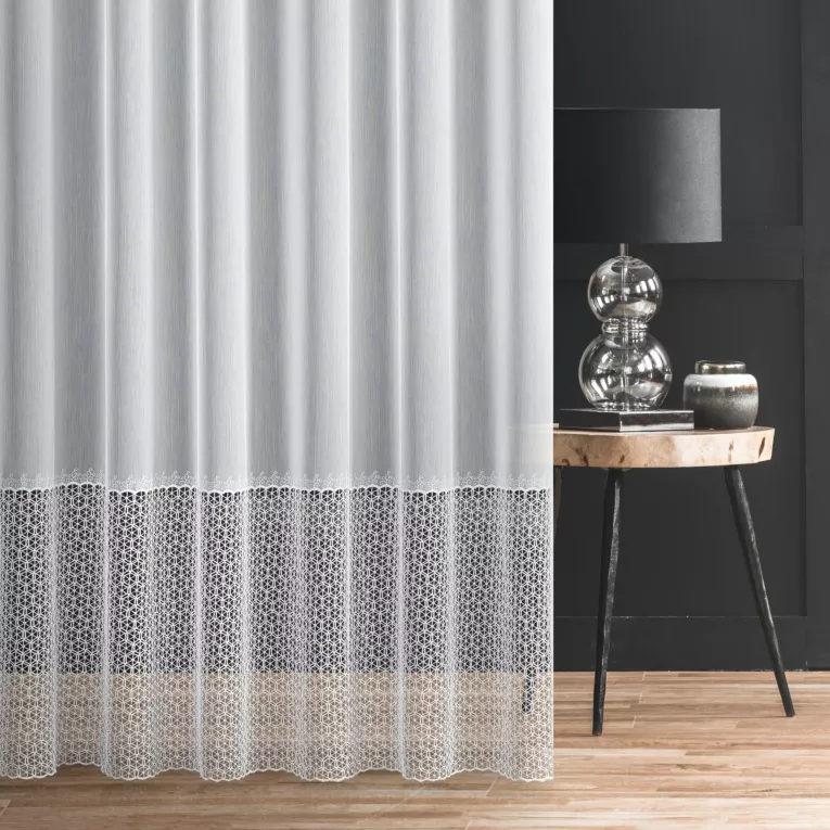 Firana szyta na przelotkach DELIA biała z matowej tkaniny ozdobionej szeroką aplikacją