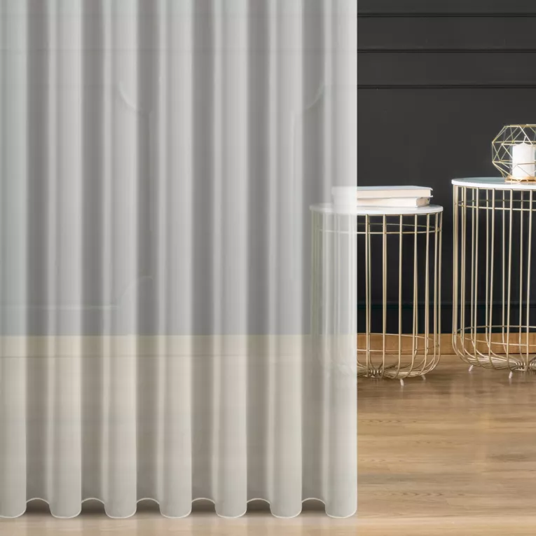 Firana szyta na tunelu kremowa z miękkiej i delikatnej tkaniny typu KREPA, wykończona obciążnikiem