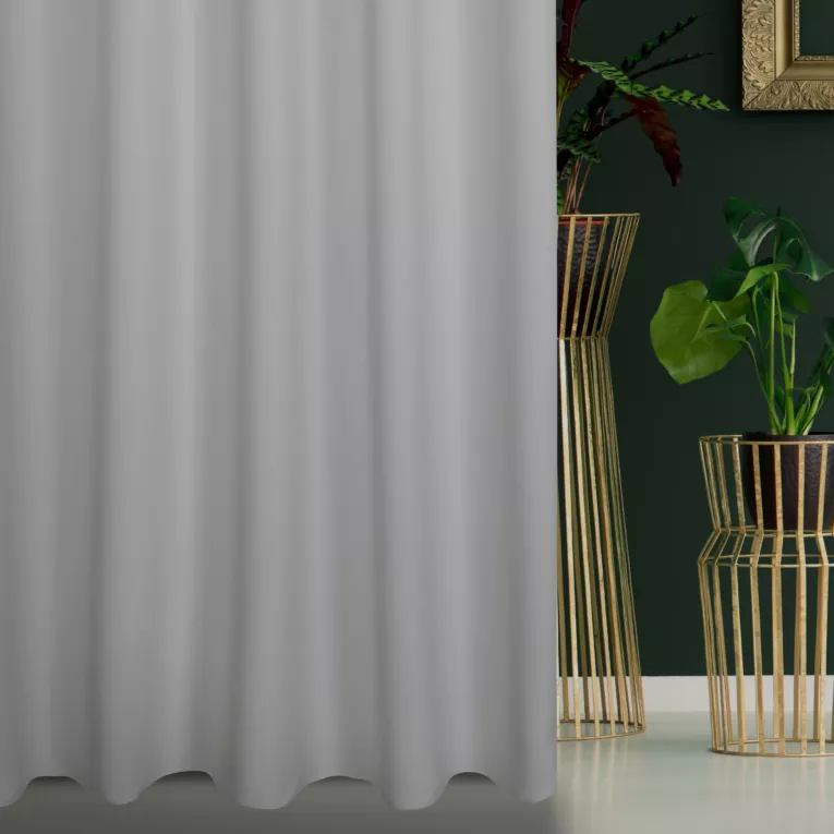 Zasłona szyta na taśmie fala jasnosrebrna z gładkiej tkaniny zaciemniającej typu dimout wykończona obciążnikiem