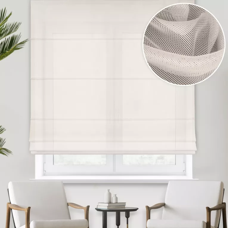 Roleta rzymska kremowa z miękkiej tkaniny o luźnym splocie i lekkim połysku, odporna na zaciągnięcia, wykończona obciążnikiem