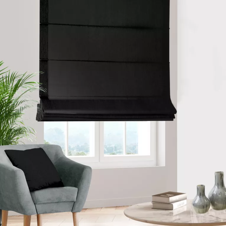 Roleta rzymska czarna z gładkiej, zaciemniającej tkaniny z wyraźnym splotem