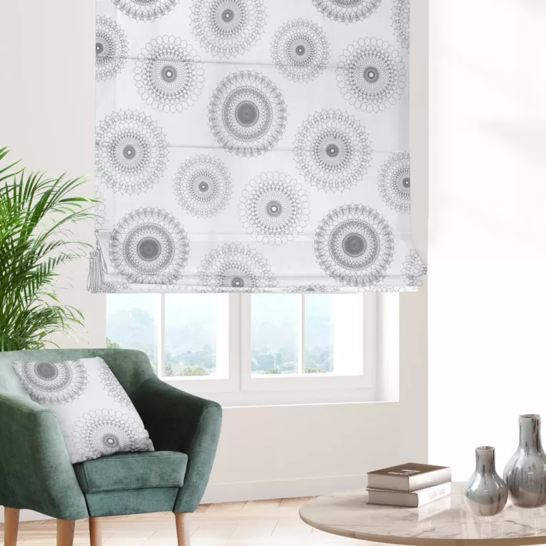 Roleta rzymska biało popielata z miękkiej tkaniny z nadrukiem w fantazyjny wzór