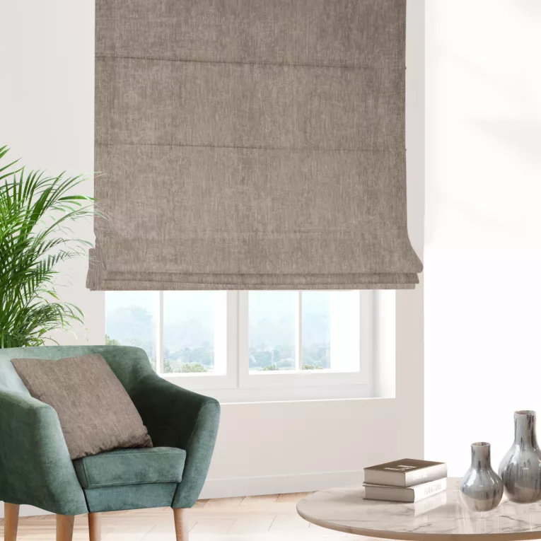 Roleta rzymska beżowa z tkaniny o szenilowej strukturze