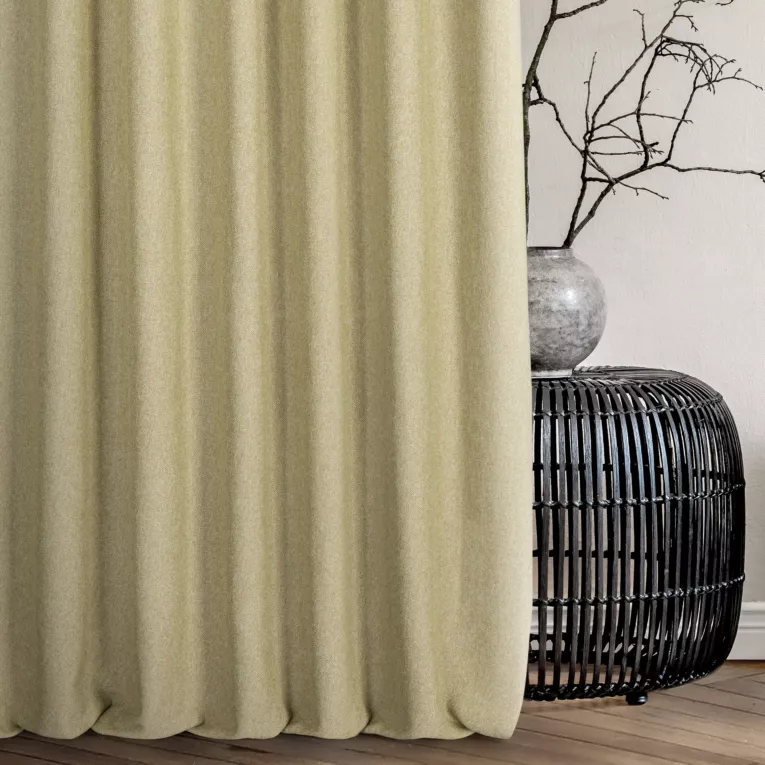 Zasłona szyta na taśmie fala jasnozielono beżowa z tkaniny o grubym splocie i efektem melanżu