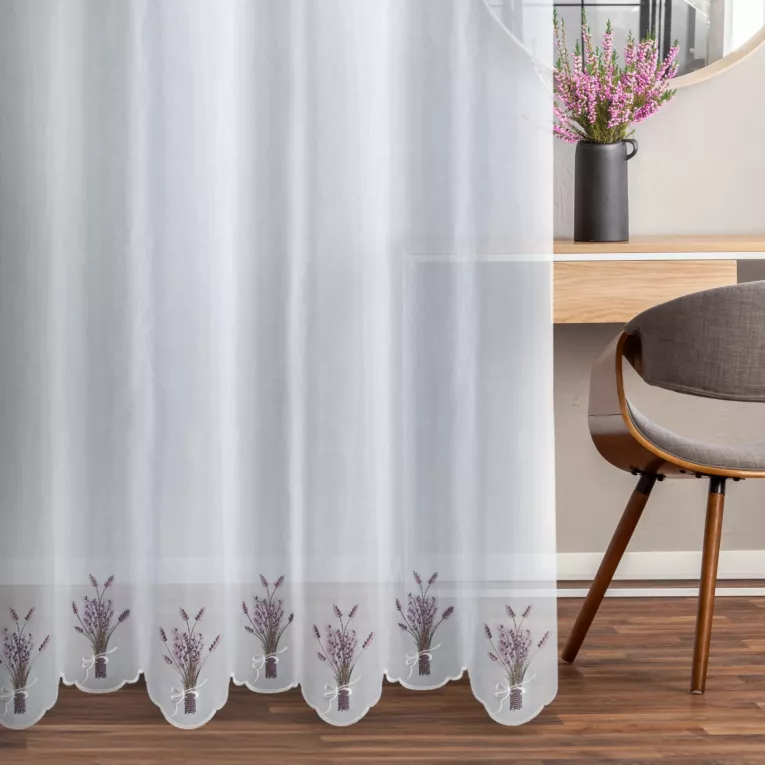 Firana szyta na przelotkach biało fioletowa z matowej tkaniny z efektem deszczyku, zdobionej haftem w kształcie lawendy