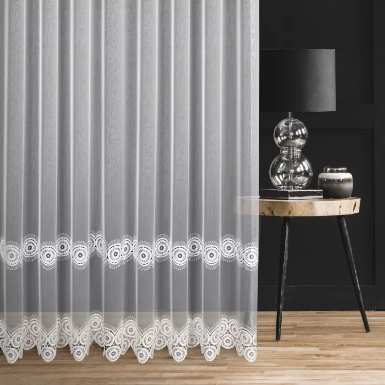 Firana szyta na taśmie fala biała z gładkiej markizety zdobionej aplikacją o subtelnym połysku