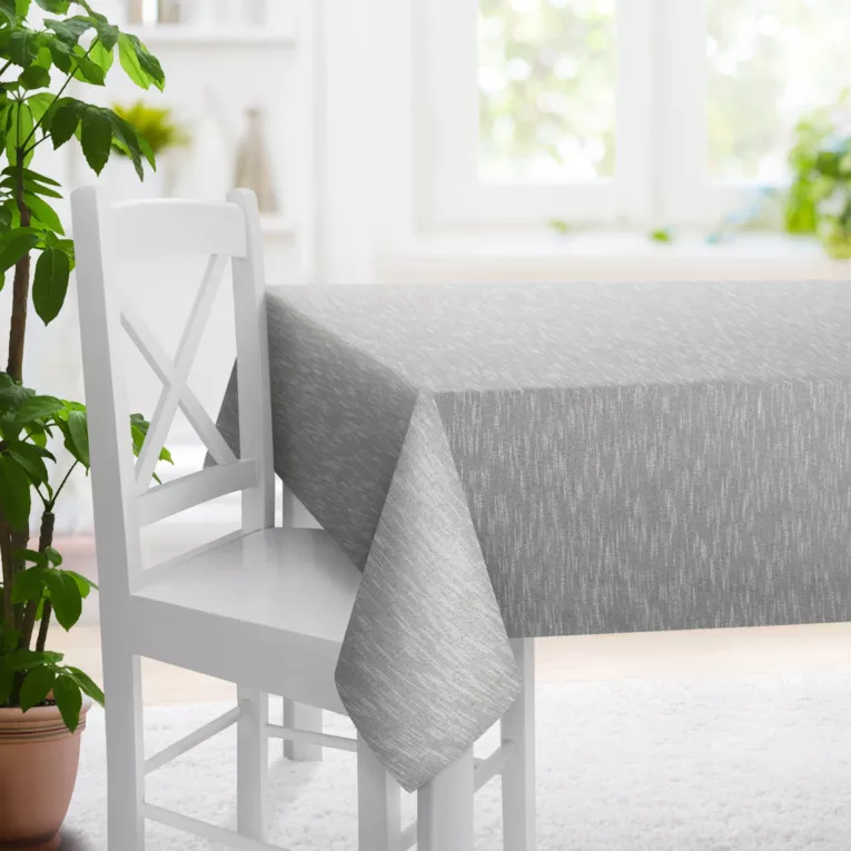 Obrus szyty jasnoszary z matowej luźnotkanej tkaniny z efektem melanżu, wykończona obciążnikiem