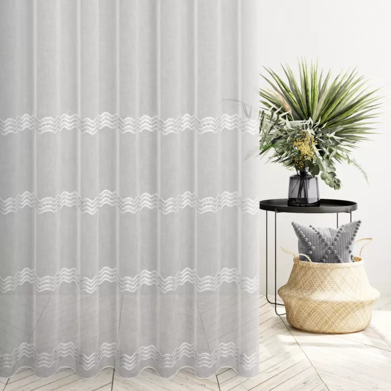 Firana szyta na tunelu kremowo popielata z miękkiej etaminy z poziomymi pasami haftu