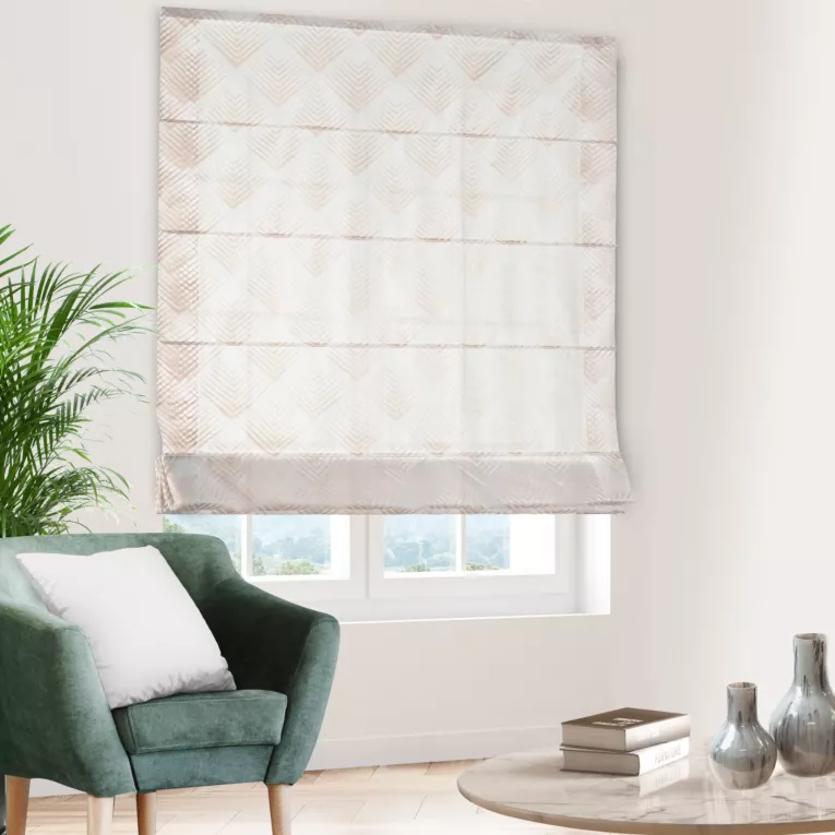 Roleta rzymska biało złota z tkaniny typu BATYST z delikatnie połyskującym, geometrycznym nadrukiem na całości tkaniny, wykończona obciążnikiem