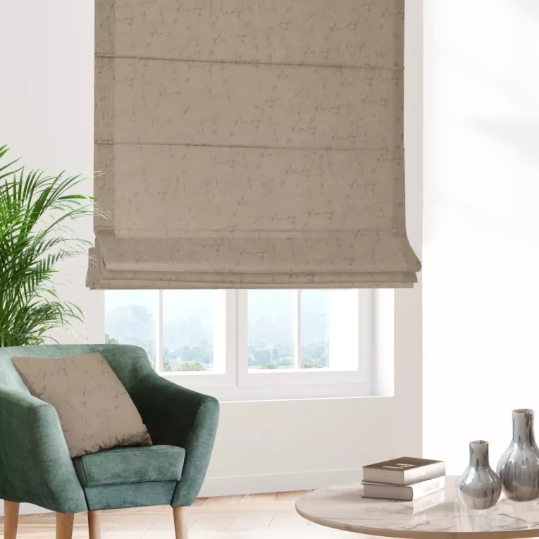 Roleta rzymska jasnobeżowa z miękkiej tkaniny welwetowej z efektem kreszowania, wykończona obciążnikiem