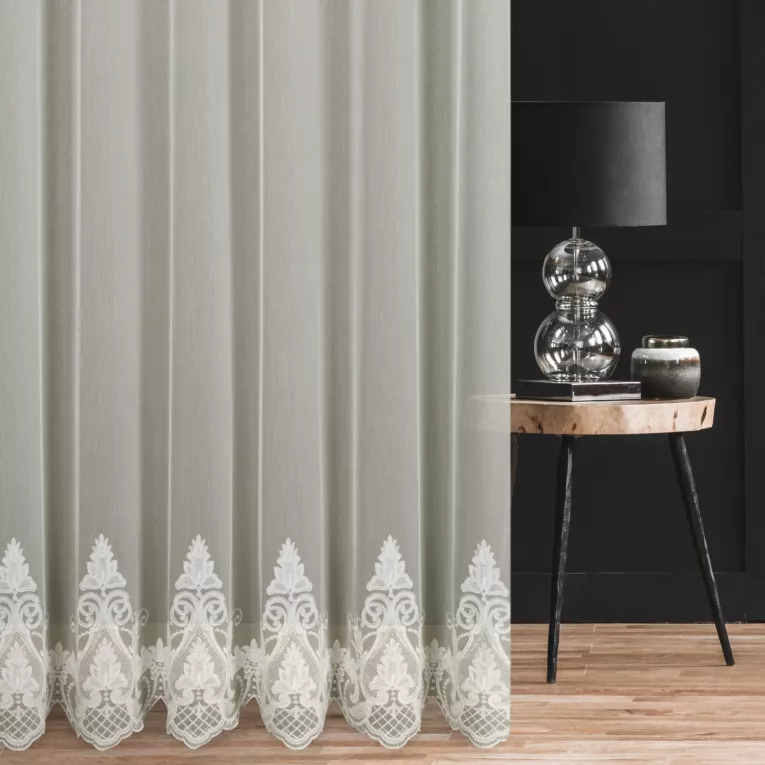 Firana szyta na tunelu kremowa z łańcuszkowym haftem na tkaninie typu ADEN z delikatnym efektem deszczyku Italissima Eva Minge