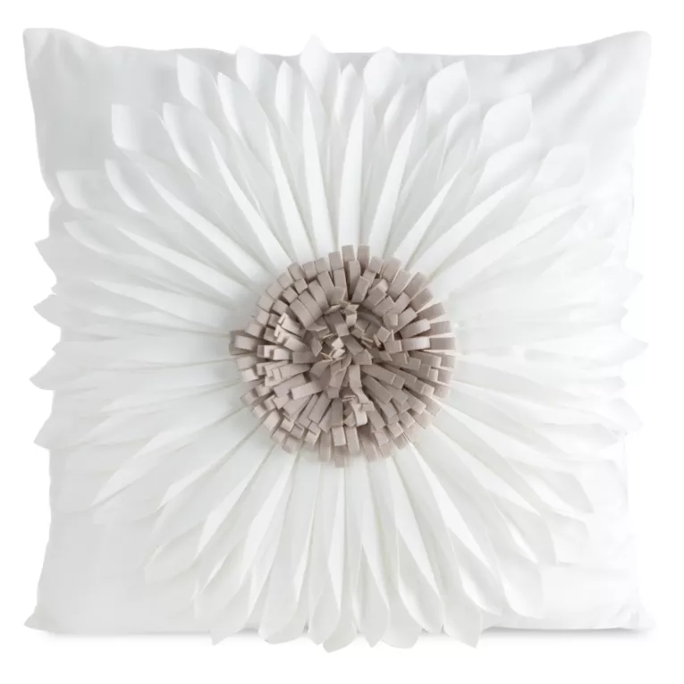Poszewka na poduszkę 45 x 45 cm z welwetu kolor kremowo, beżowy zdobiona kwiatem 3D FLORES 3 Eurofirany