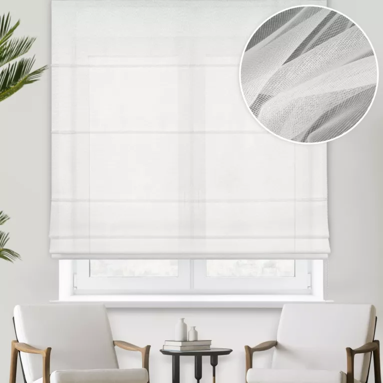 Roleta rzymska biała z delikatnej tkaniny z pobłyskującą nicią, wykończona obciążnikiem