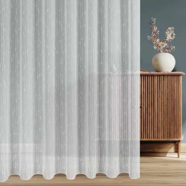 Firana szyta na przelotkach biała z tkaniny z efektem deszczyku w cienkie prążki, wykończona obciążnikiem