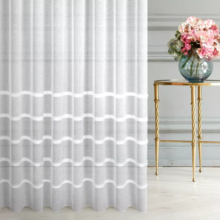 Firana szyta na taśmie fala biało beżowa z etaminy zdobionej frędzlowymi pasami