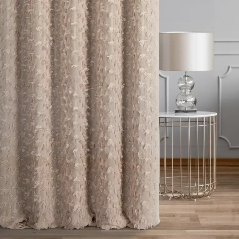 Zasłona szyta na taśmie fala beżowa z delikatnej tkaniny z aplikacją i haftem