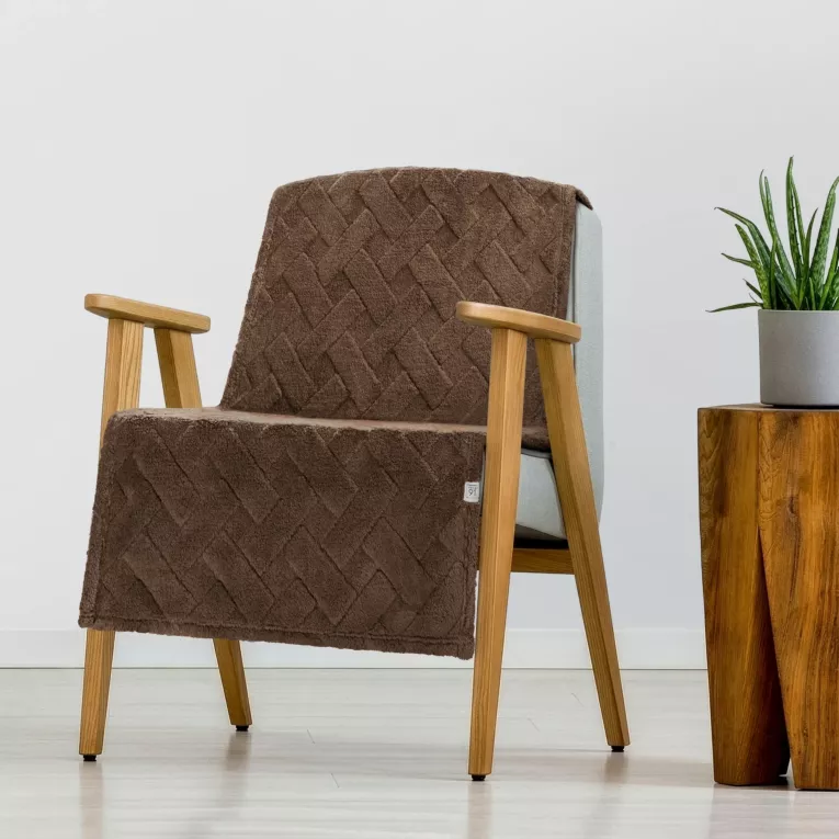 Narzuta na fotel-koc flano 70x160 cm ciemnobrązowa zdobiona wytłaczanym wzorem CARO Design 91 Eurofirany