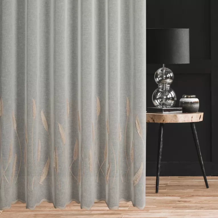 Firana szyta na taśmie 8 cm naturalna z matowej etaminy haftowanej w roślinny wzór