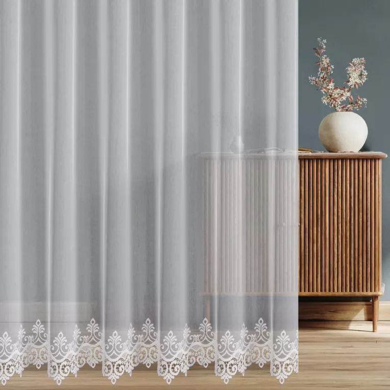 Firana szyta na tunelu biała z miękkiej, matowej tkaniny ozdobionej aplikacją z wzorem fantazyjnym