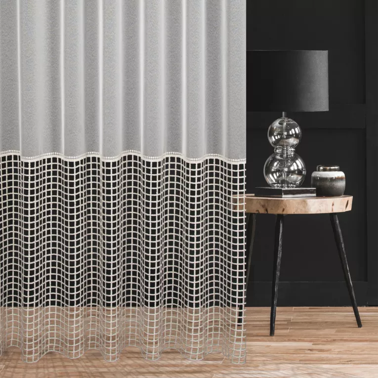 Firana szyta na taśmie fala biało kremowa z matowej markizety zdobionej geometryczną aplikacją w stylu luźnej siatki