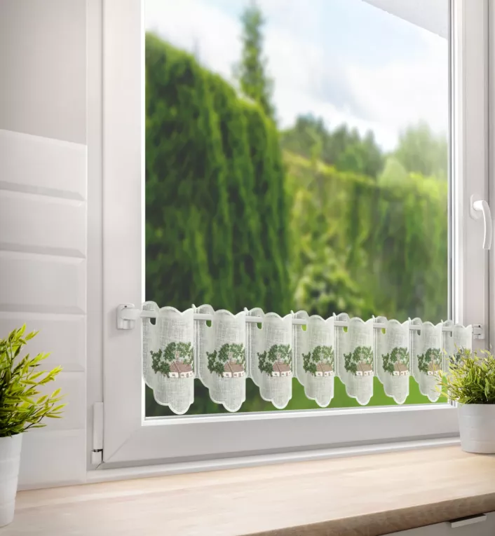 Tkanina firanowa zazdrostka z etaminy zdobiona haftem wiejskiego domku Eurofirany