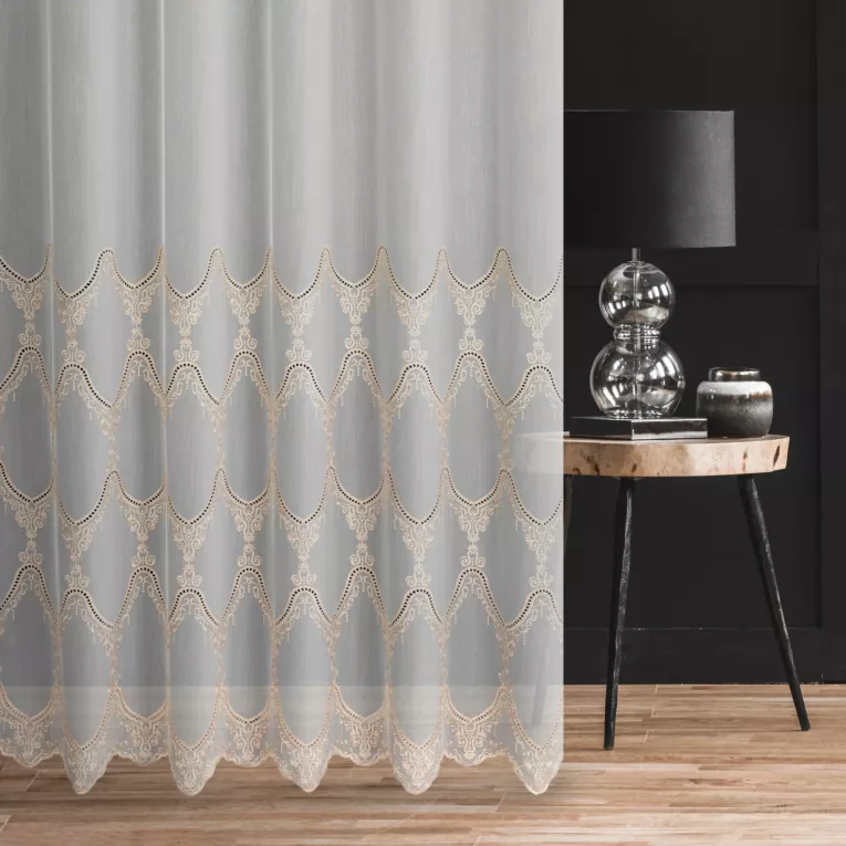 Firana szyta na przelotkach kremowo miedziana z matowej tkaniny z efektem deszczyku zdobionej dołem haftem Pierre Cardin