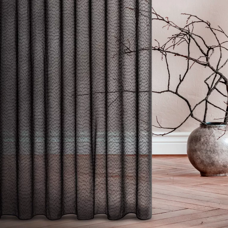 Firana szyta na taśmie 8 cm czarna z miękkiej matowej tkaniny o strukturze siatki, wykończona obciążnikiem