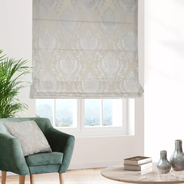 Roleta rzymska kremowo srebrna z szenilowej tkaniny w klasyczny wzór ornamentowy przetykany błyszczącą nicią Italissima Eva Minge