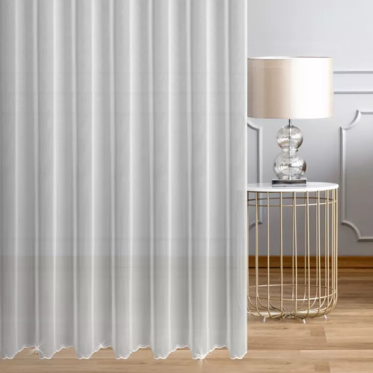 Firana szyta na taśmie fala biała z delikatnej, matowej tkaniny wykończona haftem i zdobiona kryształkami Italissima Eva Minge