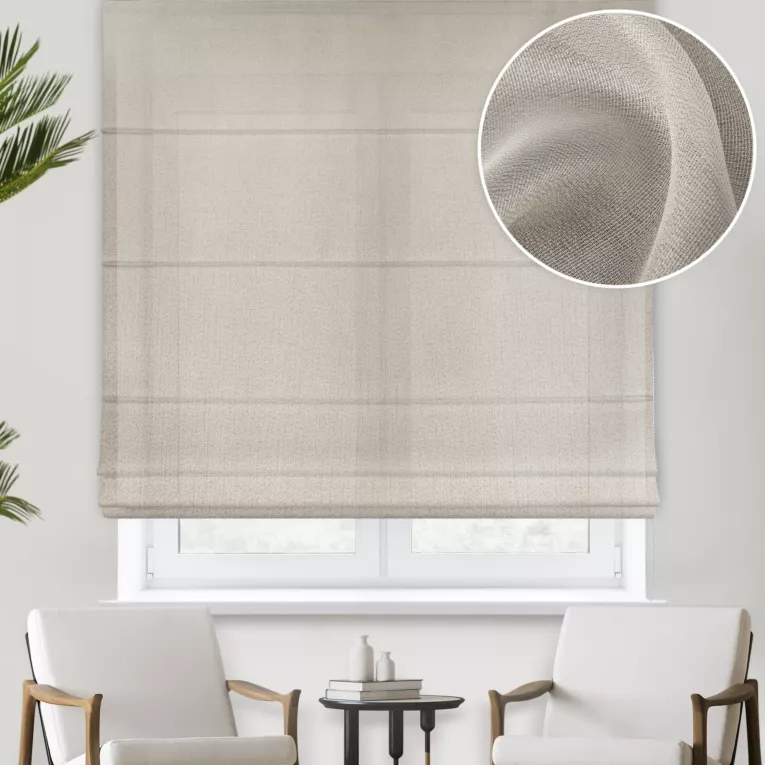 Roleta rzymska beżowa z miękkiej tkaniny o delikatnym połysku, wykończona obciążnikiem