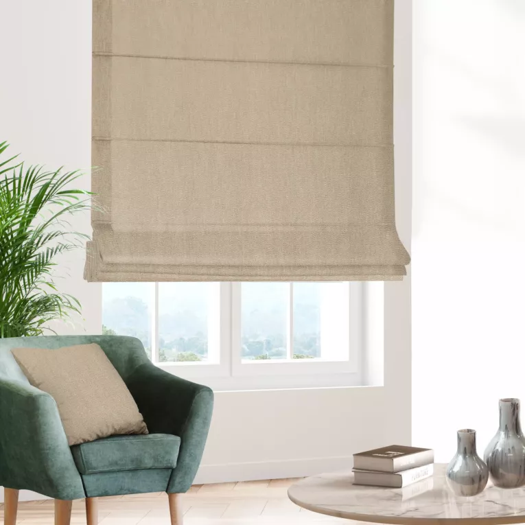 Roleta rzymska ciemnokremowa z tkaniny strukturalnej z delikatnym połyskiem