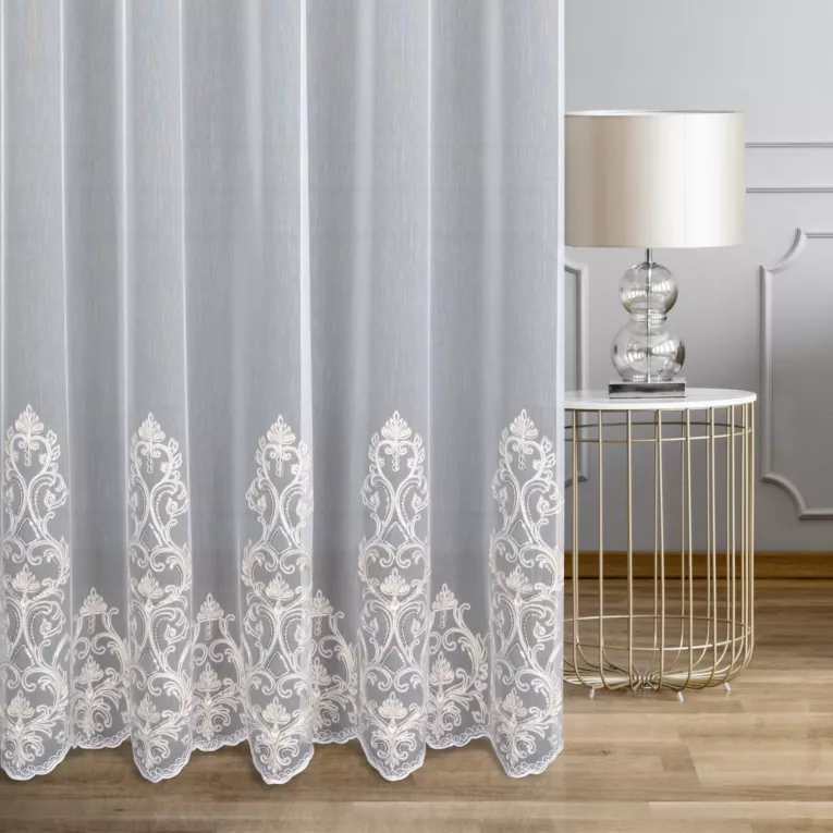 Firana szyta na taśmie 8 cm biało beżowa z matowej, delikatnej tkaniny ADEN haftowanej w dwukolorowy, ornamentowy wzór