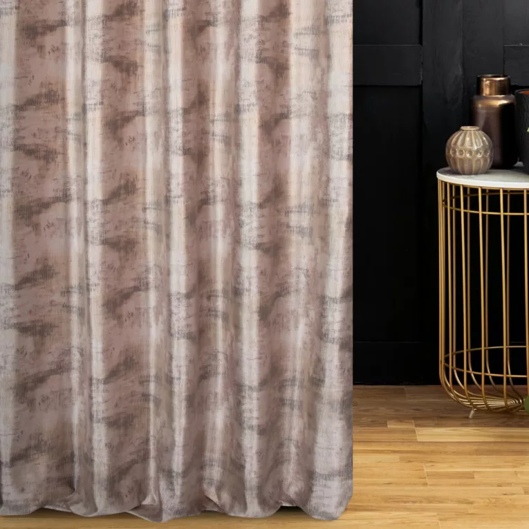 Zasłona szyta na taśmie 5 cm beżowo złocista z miękkiej, welwetowej tkaniny z nieregularnym wzorem i błyszczącym nadrukiem