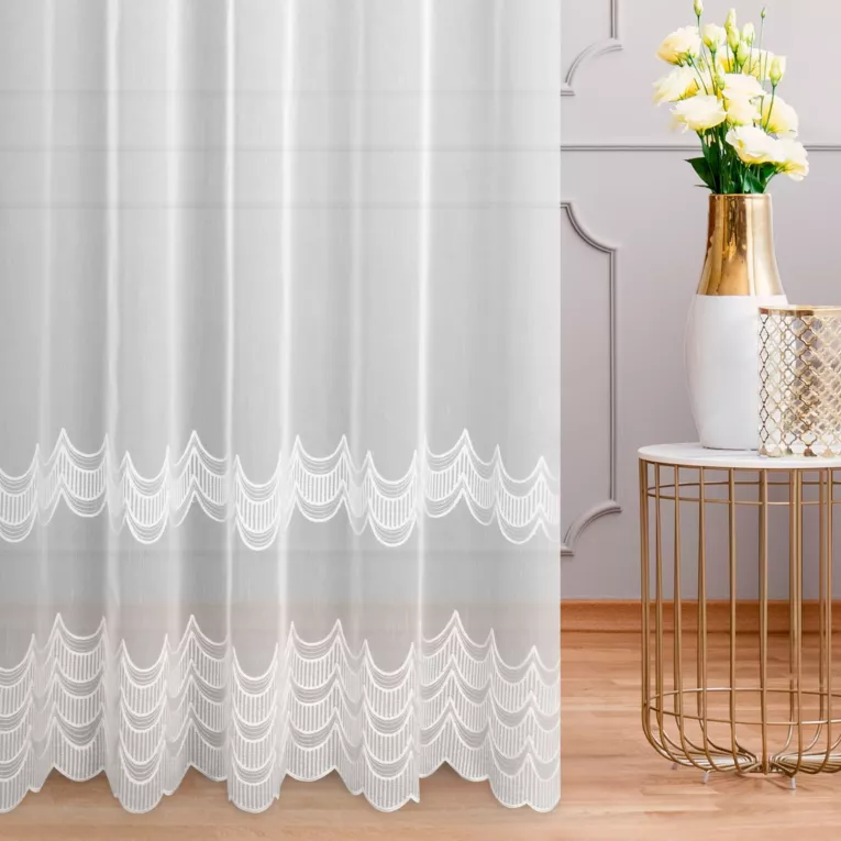 Firana szyta na tunelu biała z matowej tkaniny, pokryta delikatnym, eleganckim haftem