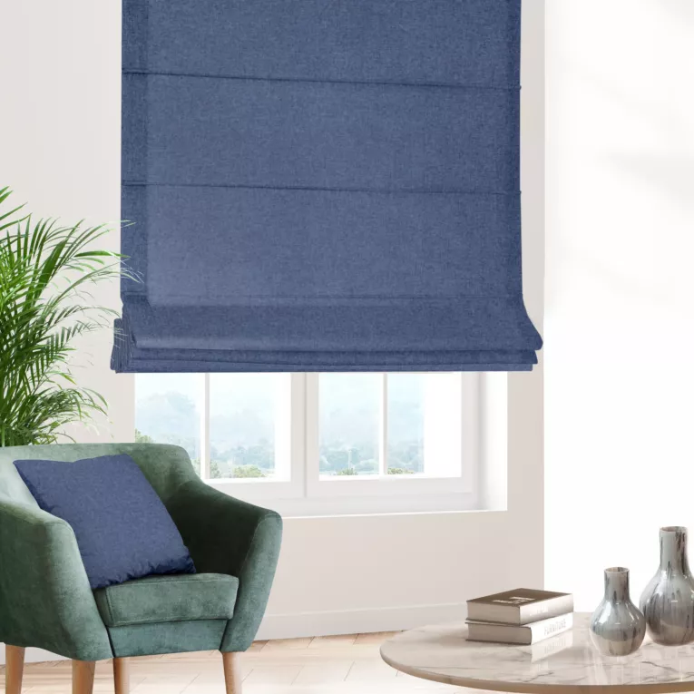 Roleta rzymska ciemnoniebieska z tkaniny trudnopalnej, zaciemniającej, typu blackout z efektem melanżu