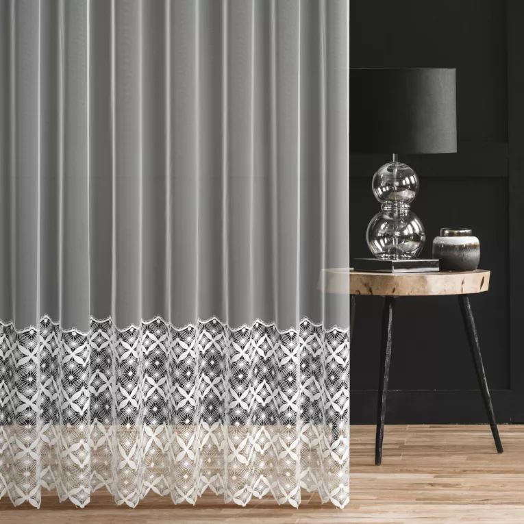 Firana szyta na przelotkach naturalna z tkaniny typu peru, zdobion szeroka aplikacją z wzorem geometrycznym Italissima Eva Minge