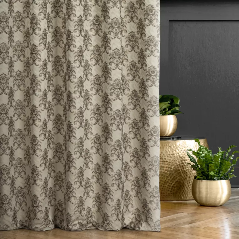 Zasłona szyta na taśmie 5 cm beżowo brązowa z ekskluzywnej tkaniny w drobny wzór ornamentowy Pierre Cardin