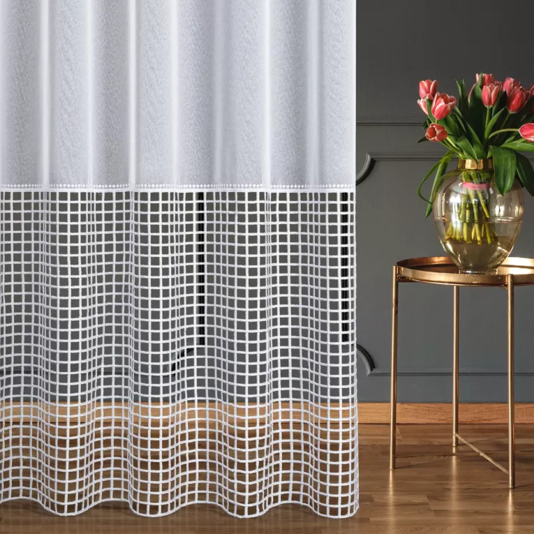 Firana szyta na przelotkach biała z matowej markizety zdobionej geometryczną aplikacją w stylu luźnej siatki