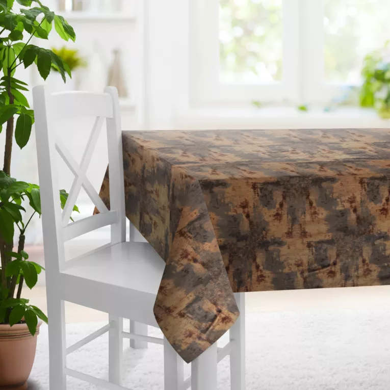 Obrus szyty złoto grafitowy z miękkiej, welwetowej tkaniny z nieregularnym wzorem i błyszczącym nadrukiem