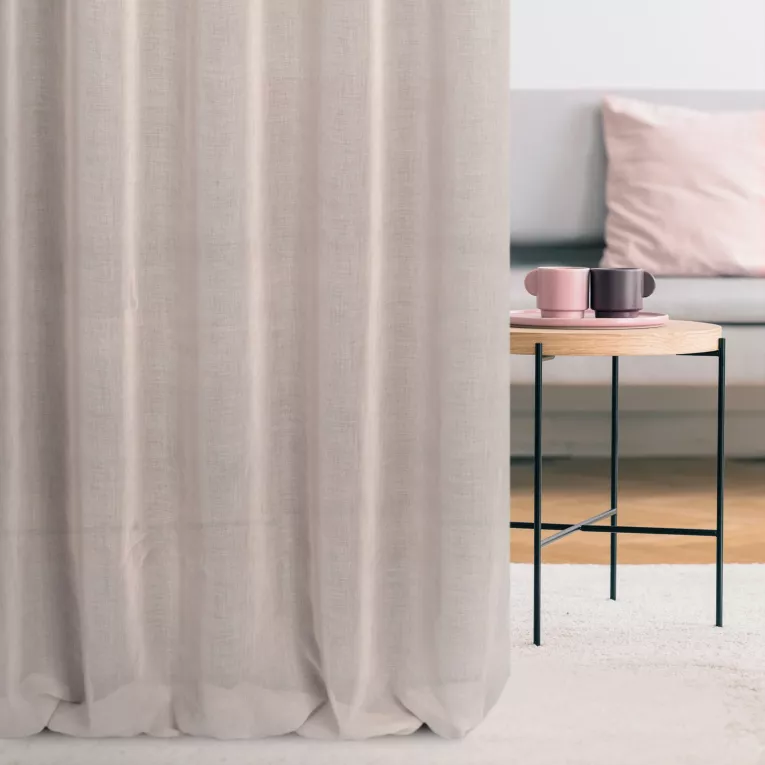 Firana szyta na taśmie 8 cm pudrowo różowa z cienkiej matowej etaminy, wykończona obciążnikiem